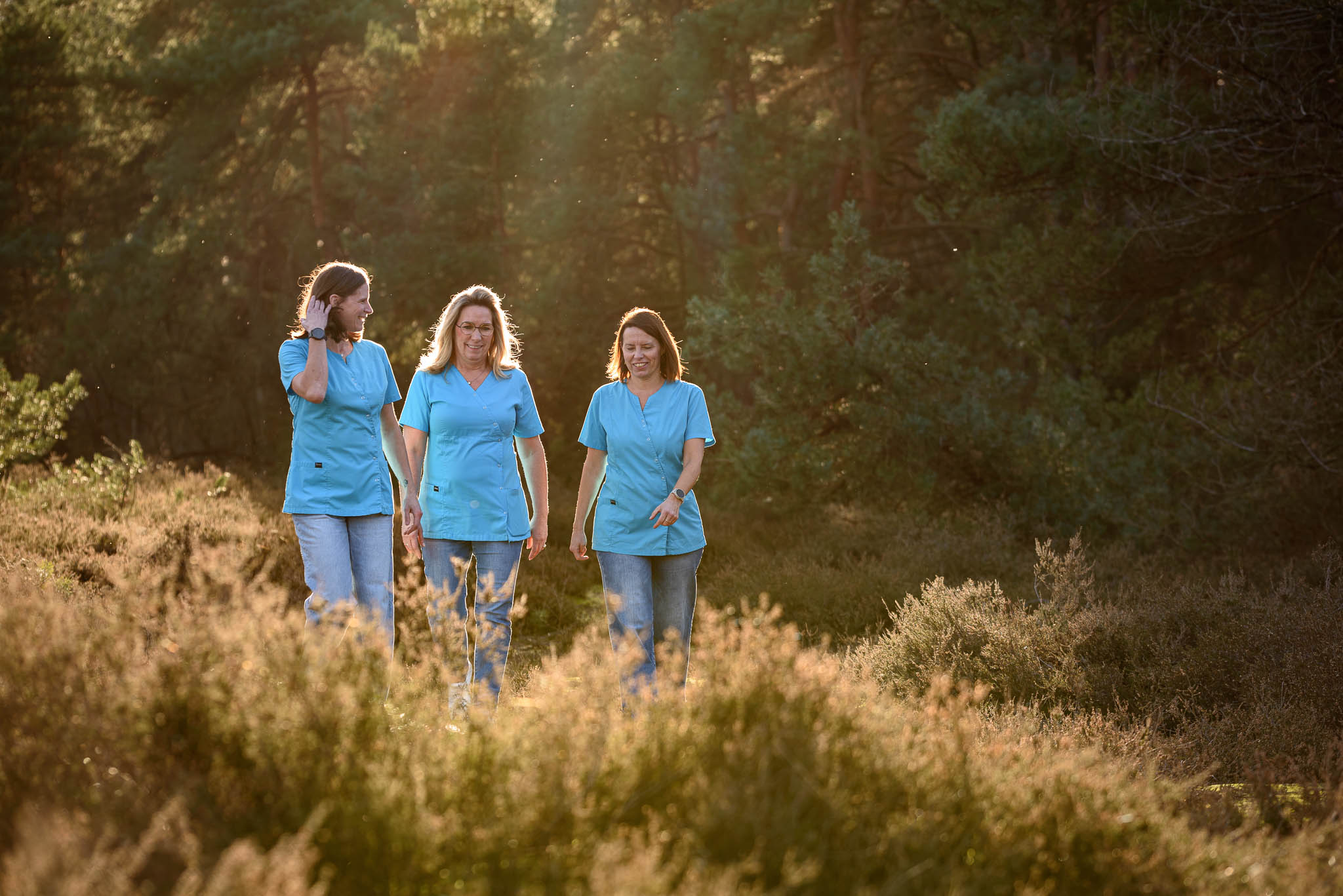 De thuisverpleging van VerZorg aan het wandelen